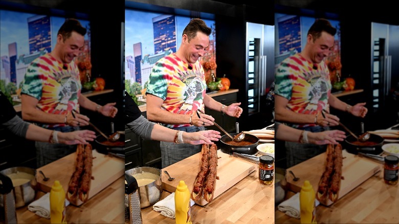 Jeff Mauro makes chili dog