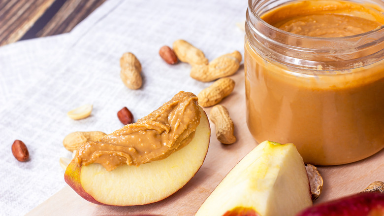 Apple slices with peanut butter