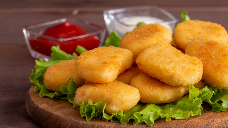 Chicken nuggets with ketchup on lettuce