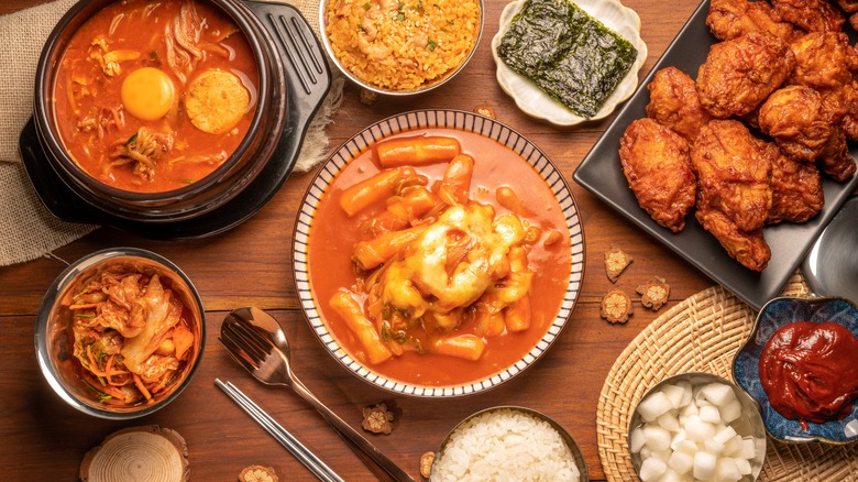 https://www.mashed.com/img/gallery/korean-dishes-you-didnt-know-you-should-be-ordering/intro-1656537348.jpg