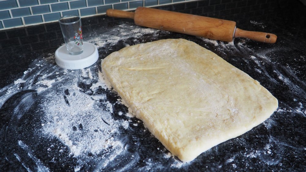 how to cut donuts for the Krispy Kreme glazed donuts copycat recipe