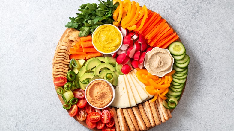 Veggie tray with dips