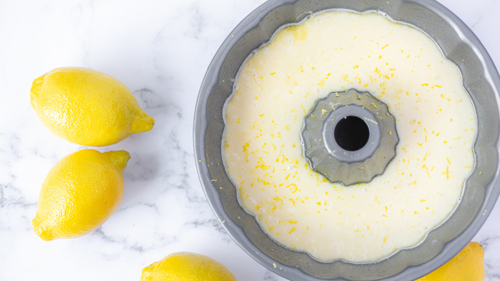 baking a lemon cake