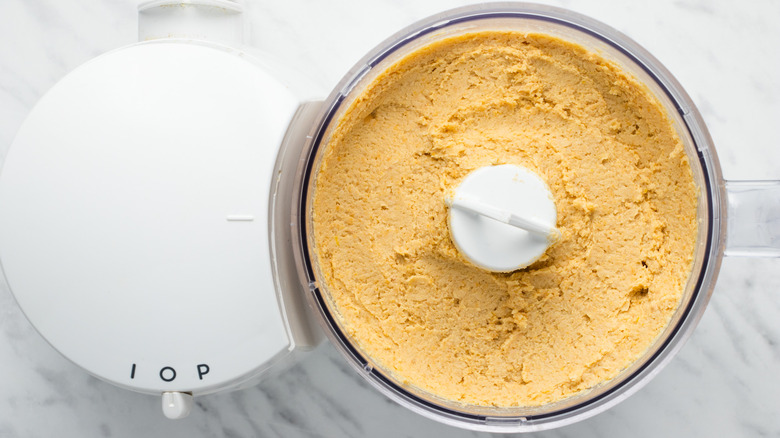 food processor of chickpea paste