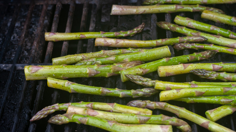 asparagus spears on grill 