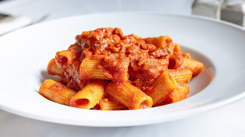 A bowl of Bolognese with rigatoni