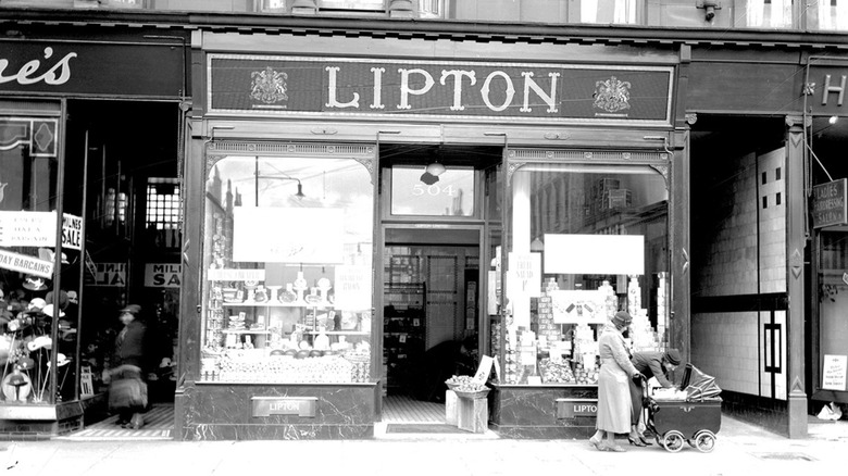 Lipton grocery store exterior