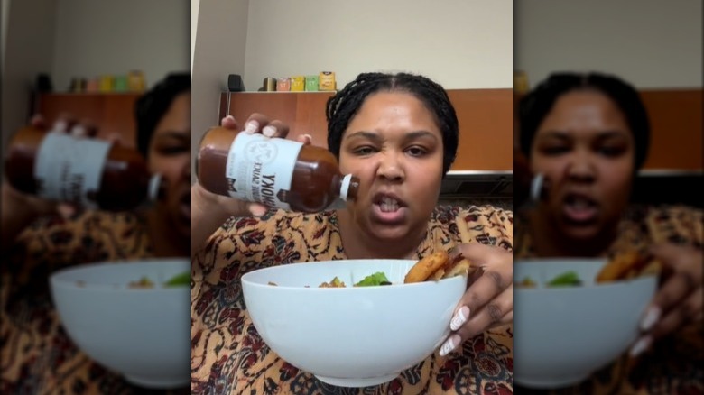 lizzo pouring barbecue sauce