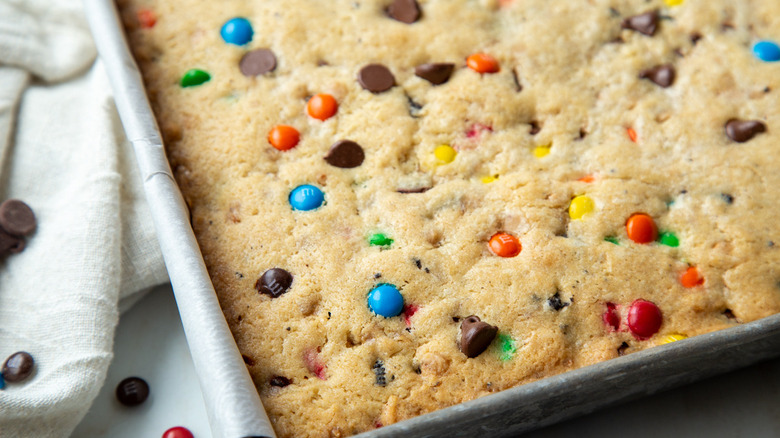 baked blondies ready to eat