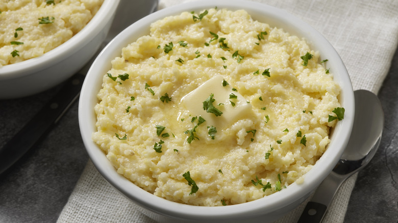 mashed potatoes in white bowl