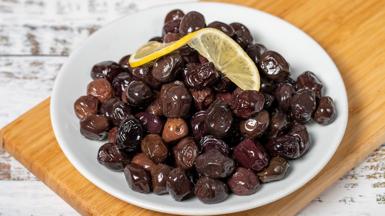 Plate of Nyons olives