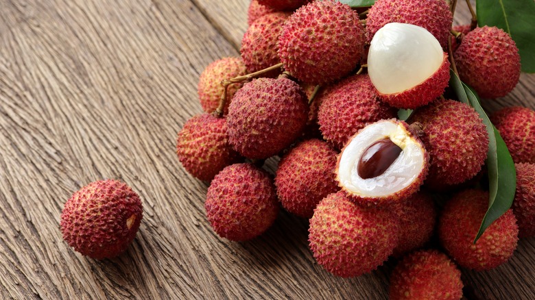 peeled lychees