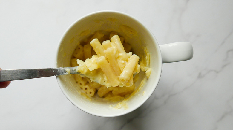 vegan mac n cheese in a mug