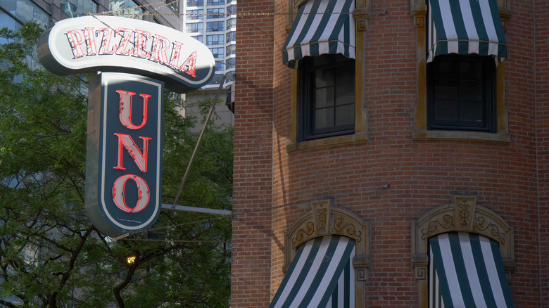 Pizzeria Uno sign outside shop