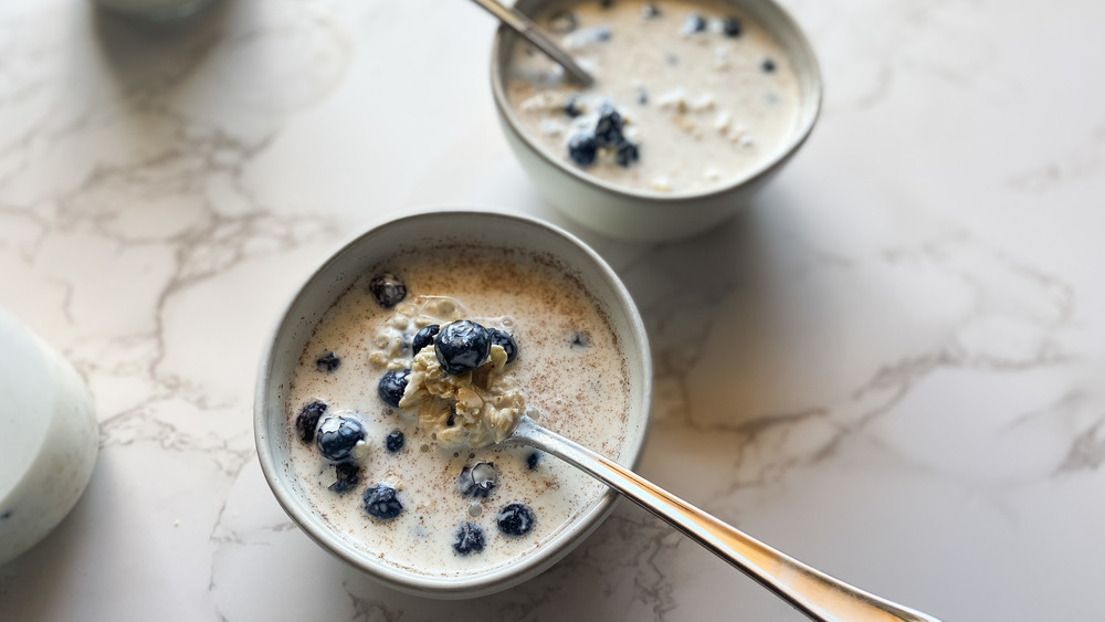 overnight oats with blueberries