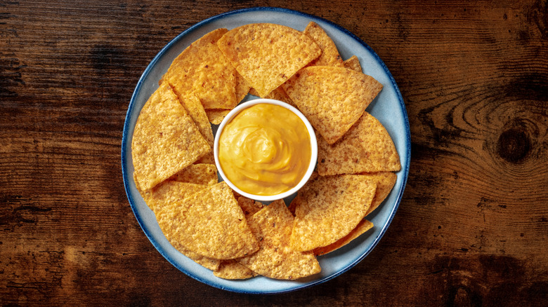 Cheese sauce with nachos