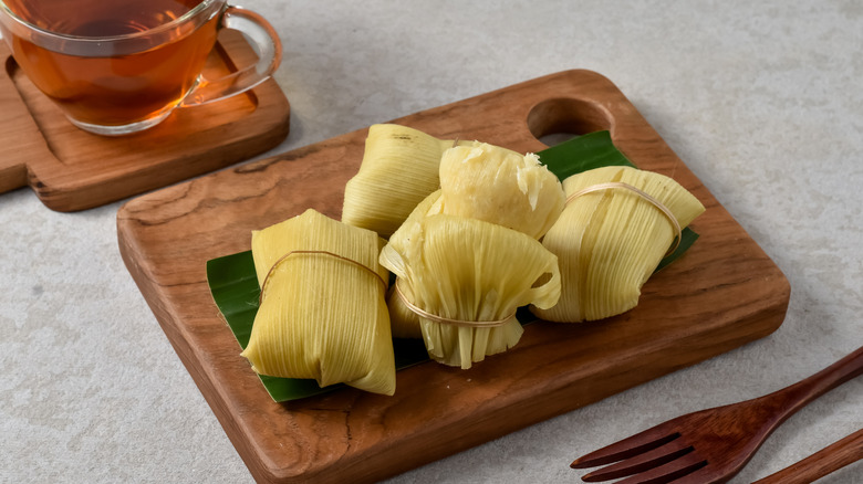 Sweet corn tamales with tea