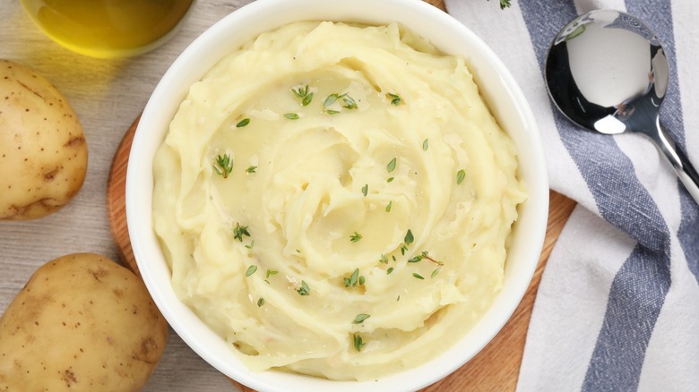 bowl of mashed potatoes