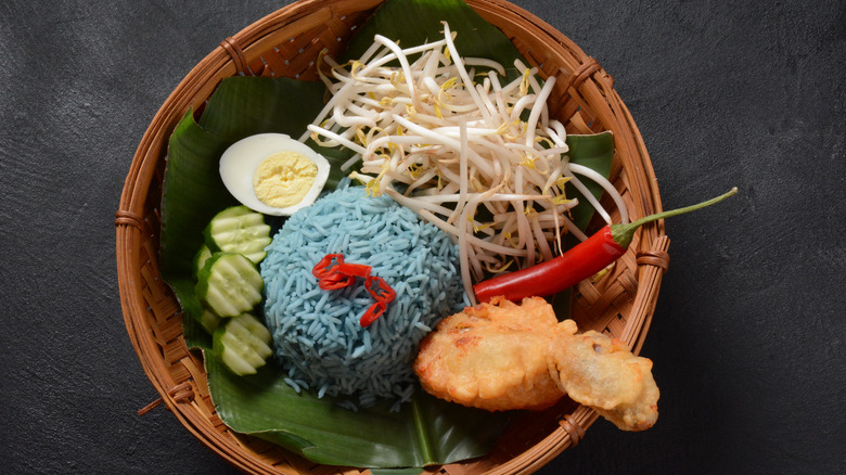 Nasi kerabu on banana leaf