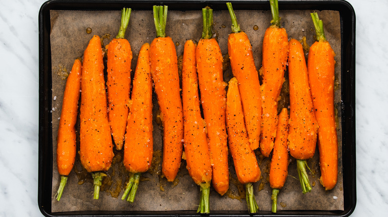 seasoned carrots on baking sheet