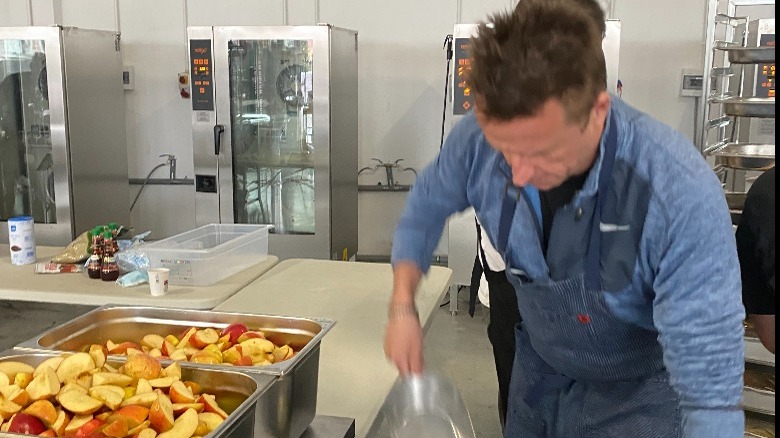 Marc Murphy prepares food on Ukrainian border