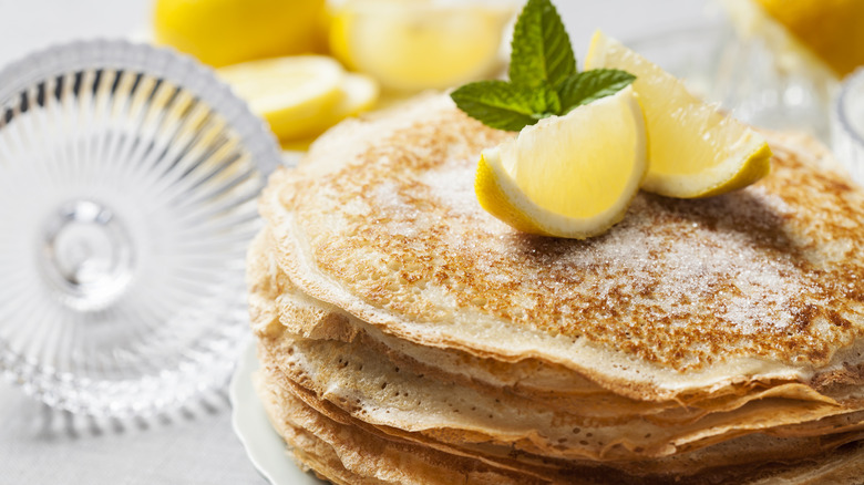 Pancakes with lemon slices