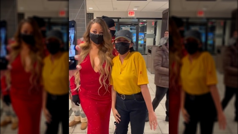 mariah carey posing with mcdonald's employees