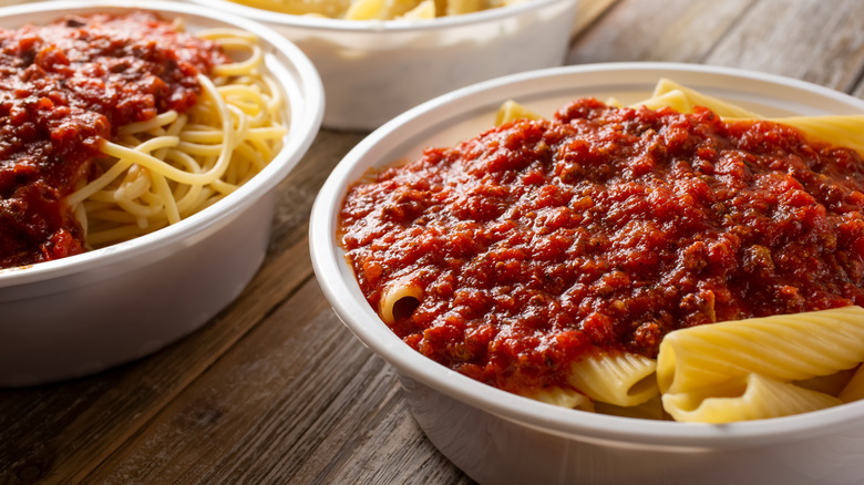 bowls of pasta with marinara