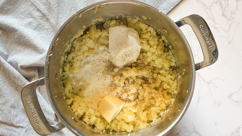 mashed potatoes in pot