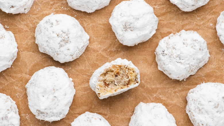 Mexican wedding cookies on plate 