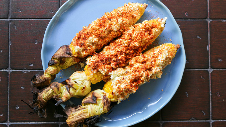 Ears of corn with cheese and spice coating