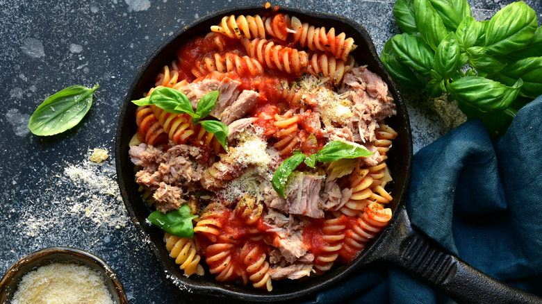 Pasta with tuna and tomato sauce cooked in cast iron