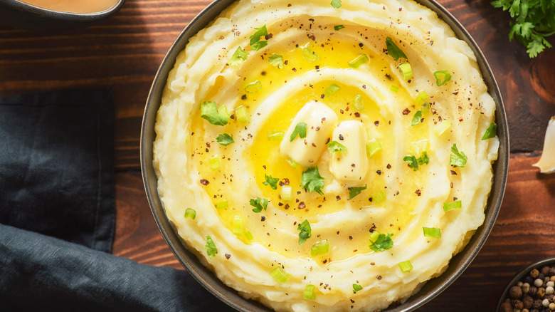 Mashed potatoes with butter, pepper and chives