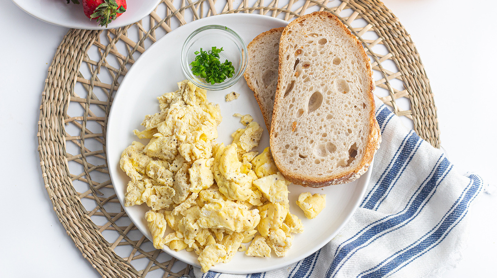 https://www.mashed.com/img/gallery/microwave-scrambled-eggs-recipe/l-intro-1624991507.jpg