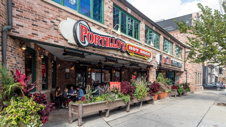 Portillo's Hot Dogs restaurant patio