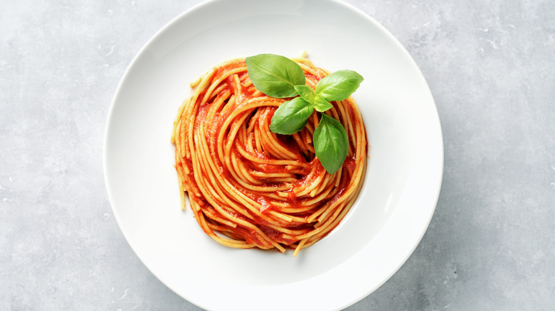 Tomato spaghetti with basil 