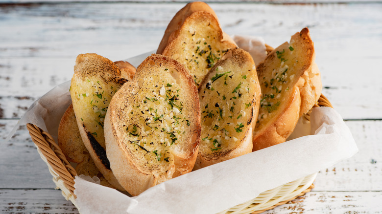 basket of garlic bread
