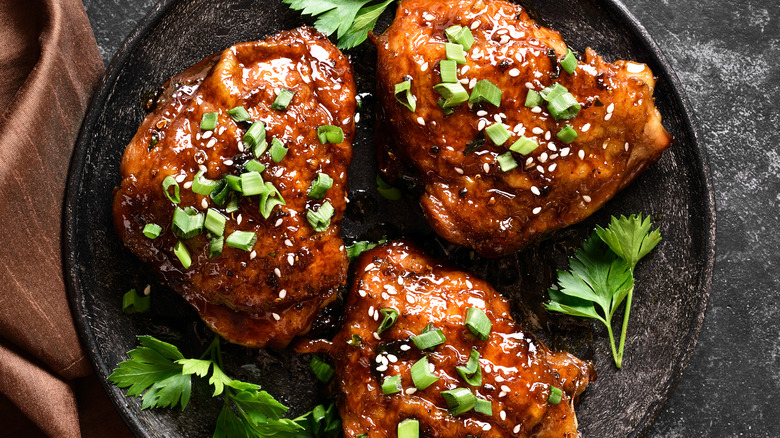 Crispy chicken thighs with scallions