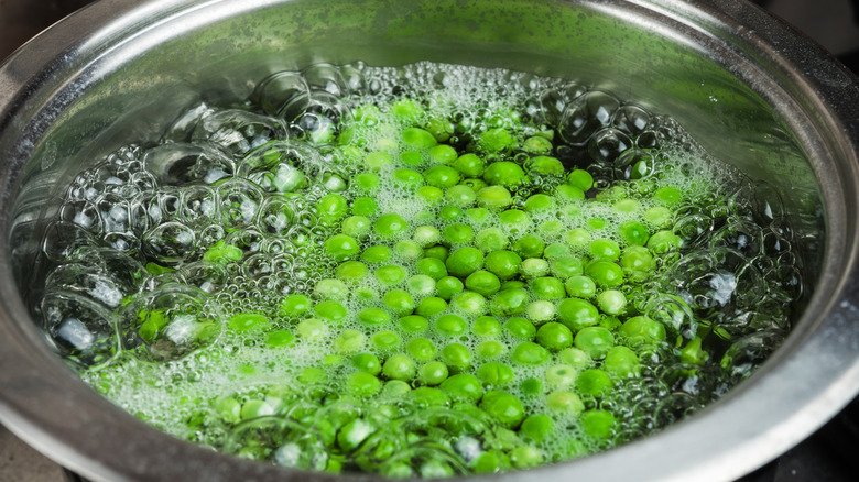 Peas boiling