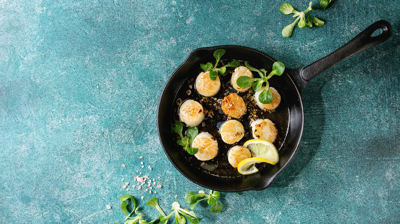 searing scallops