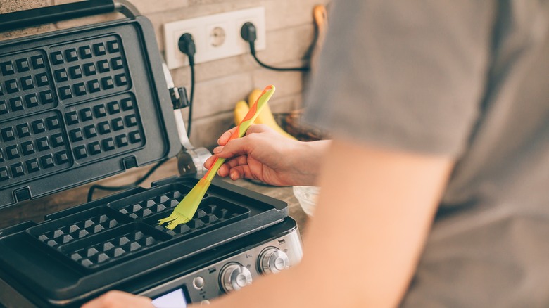 Silicone bruch on waffle iron 