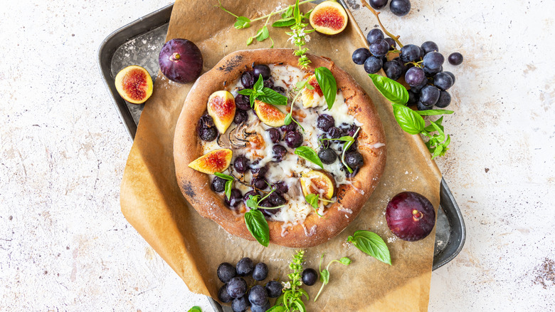 pizza with figs and grapes