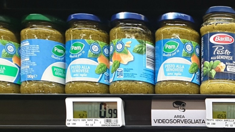 jarred pesto on grocery store shelf