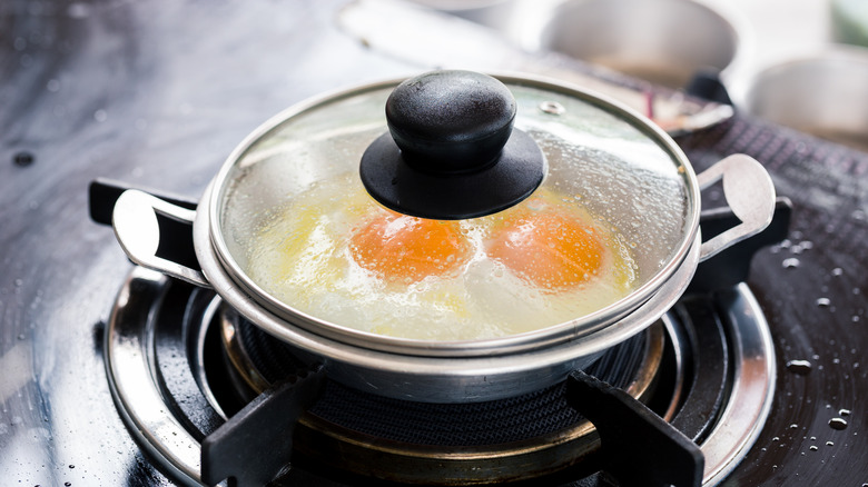 lid on eggs cooking