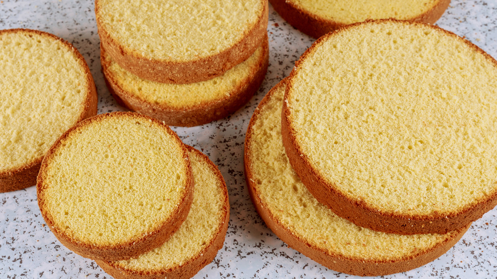 Even round layers of yellow cake