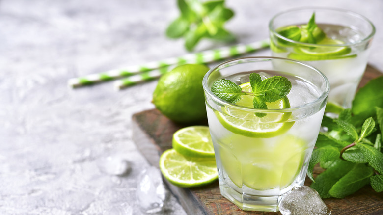 Drink with lime and mint infusion