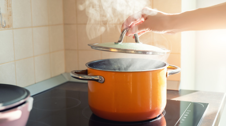 Boiling water n a cooking pan