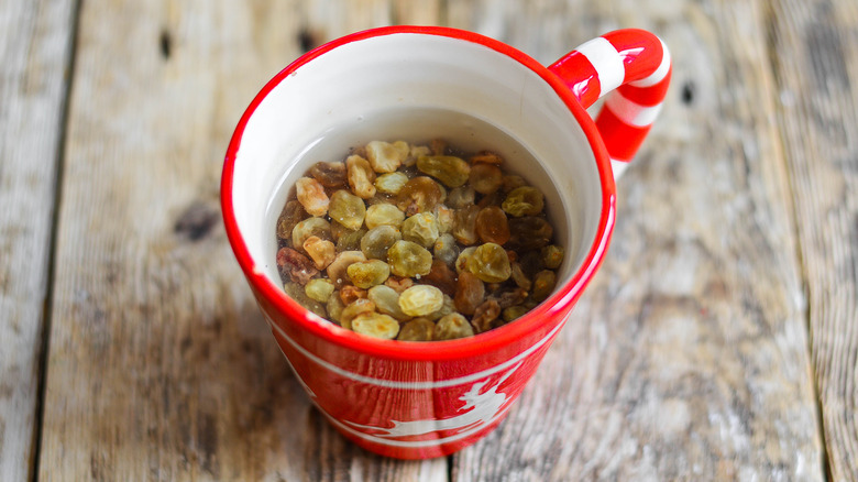 Soaked raisins in water