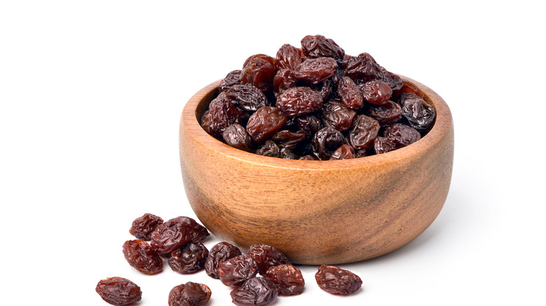 Raisins in wooden bowl 