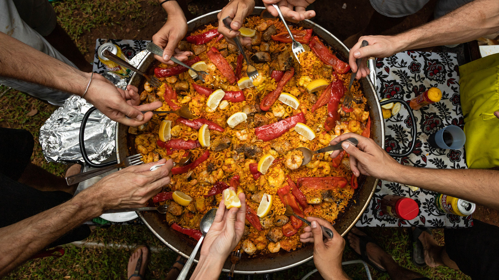 https://www.mashed.com/img/gallery/mistakes-everyone-makes-when-making-paella/l-intro-1650570890.jpg